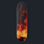 Personlig Skateboard med flamdesign<br><div class="desc">Ge i ditt liv är en speciell gåva med den här personligens skateboard med en ultracoola flammor design. Med designen kan du ange valfri namn.</div>