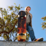 Personlig skateboard med flammotiv<br><div class="desc">Ge skateboardåkaren i ditt liv en speciell present med denna personliga skateboard med ett ultra coolt flammotiv. Designen låter dig skriva in vilket namn du vill.</div>