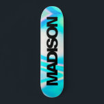Personlig Skateboard Namn Turquise Blue Wave<br><div class="desc">Anpassa enkelt den här färgade Skateboard på färsk turkos Blå holografisk Rainbow Pastel Wave abstrakt design med snyggt och modern estetik. Lägg till ditt namn,  välj teckensnitt,  ändra storlek och placering,  lägg till urklipp,  foton och former.</div>