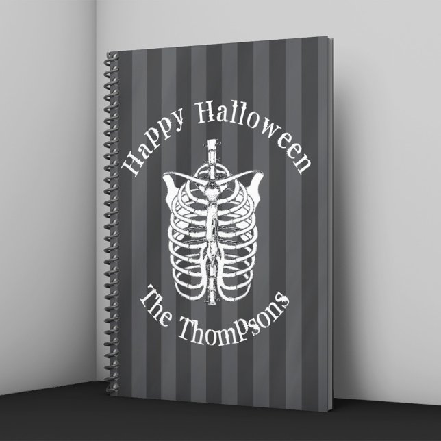 Personlig Skelett Gott Halloween Häften Anteckningsbok (Halloween notebook with skeleton ribcage illustration and striped background personalized with name.)