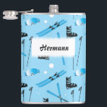 Personlig skidutrustningsmönster blå fickplunta<br><div class="desc">Denna roliga personliga fältflaska är perfekt för din skidresa. Den har en fantastisk design med skidutrustning och utrymme för att lägga till ditt namn eller annan text.</div>