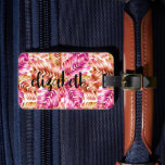 Personlig Snyggt Tropical Handflatan Bagagebricka<br><div class="desc">En snyggt bagagetapp har en mönster av tropisk handflatan-träd frond i shock rosa och orange, och din första namn i chic på framsidan och dina adresser på baksidan ELLER välj stilen som du kan infoga affärskortet på baksidan. Skapa dig själv eller ge som gåva. MATCHING-dragsträngssäck och fler artiklar i vår...</div>