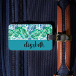 Personlig Snyggt Tropical Luggage Tag Bagagebricka<br><div class="desc">Den här bagageetiketten är en personlig med ditt första namn i en handskript på framsidan och dina uppgifter på baksidan. Den är en turkotisk,  grönt och vit tropisk handflatan-träd-figur. Perfektens personliga gåva eller tillbehör till tillfälle! MATCHING-resväska och mer i vår resesamling.</div>
