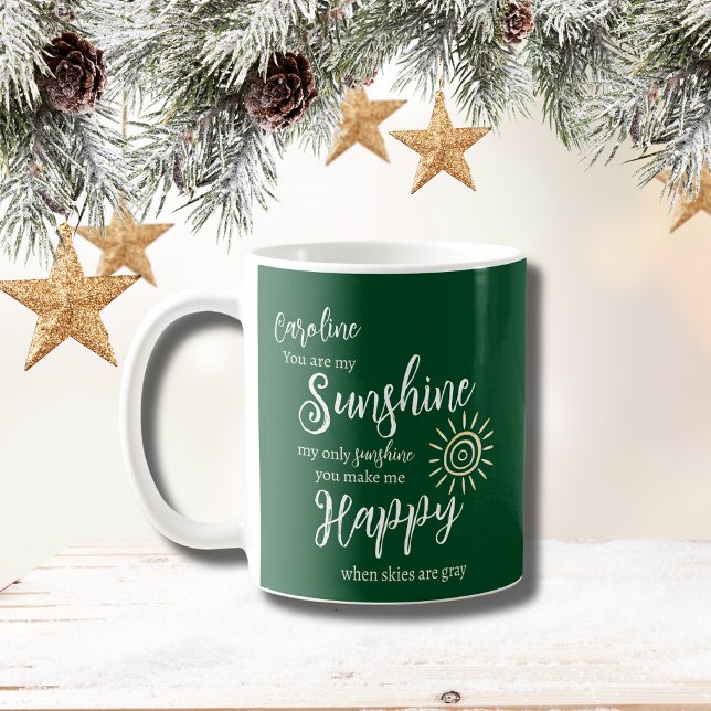 Personlig Solskine du gör mig Lycklig Grönt Kaffemugg (Personalized Sunshine You Make Me Happy mug in forest green with yellow sun and script font.)