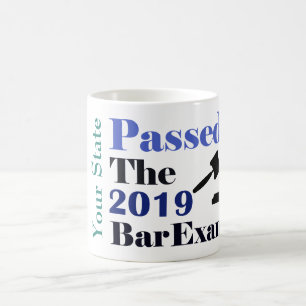 Personlig som passerar Pub Kaffemugg