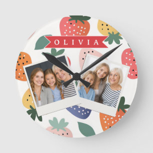 Personlig sommarfärgad jordgubbdesign rund klocka