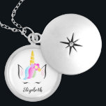Personlig söt magic unicorn berlockhalsband<br><div class="desc">Hon är magisk,  fantastisk som en enhörning. Påminn henne om hennes skönhet och nåd med det här låsta halsbandet. Anpassa med namn i ett elegant-skript.
Med min regnbågsfärgade enhörning,  illustrerar krona med blommor och sömnig söta piskor. En speciellare gåva till den enastående lilla flickan i ditt liv.</div>