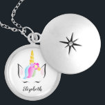 Personlig söt magic unicorn berlockhalsband<br><div class="desc">Hon är magisk,  fantastisk som en enhörning. Påminn henne om hennes skönhet och nåd med det här låsta halsbandet. Anpassa med namn i ett elegant-skript.
Med min regnbågsfärgade enhörning,  illustrerar krona med blommor och sömnig söta piskor. En speciellare gåva till den enastående lilla flickan i ditt liv.</div>