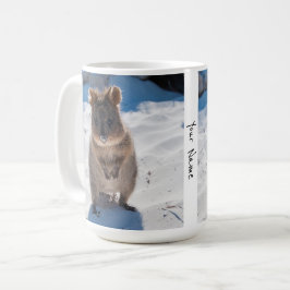 Personlig söt och lycklig quokka på stranden kaffemugg