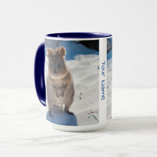 Personlig söt och lycklig quokka på stranden mugg