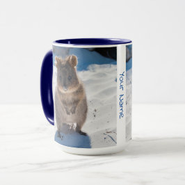 Personlig söt och lycklig quokka på stranden mugg