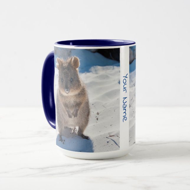 Personlig söt och lycklig quokka på stranden mugg (Framsida vänster)