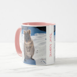 Personlig söt och lycklig quokka på stranden mugg