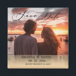 Personlig Spara datummålsbröllop Magnet<br><div class="desc">Personlig Spara datummålets bröllopsmagnet | Anpassningsbar Beach Destinationslasser Fotopatnät för bröllop | Tropiskt foto Spara datum magneter | Beach Wedement Magnets | Spara datumet för bröllopsmagneter Vår personlig Spara datummålets bröllopsmagnet är en unik och minnesvärd keepé som dina gäster kommer att vårda. Det är ett perfekt sätt att göra ett...</div>