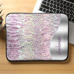 Personlig Sparkly Rosa Diamond Tiger Rand Laptop Fodral<br><div class="desc">Den här chicen har en digitalbild som består av glättbesläktad chip som är placerad i ett mönster som imiterar rand i skuggor av rosa och lila. En folie i silver på högerna i form av en våg som gränsar till silver faux glitter ger bakgrunden till ditt namn eller monogram i...</div>