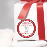 Personlig Speciell leverans från Santas Workshop Runt Klistermärke<br><div class="desc">Personlig julklistermärken från tomten för barngåvor. Trendigets skrivmaskinsmönster med doodle teckning av en röd nosrenare. Mallen är inställd på redo så att du kan lägga till ditt eget meddelande i mitten - exempeltexten lyder "god jul [DITT NAMN] med kärlek från SANTA". Budskapet frimärke stil runt kant lyder "SPECIELL LEVERANS FRÅN...</div>