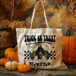 Personlig Spooky Fladdermus Bus eller godis Candy Tygkasse<br><div class="desc">Lägg till lite roligt till ditt barns Halloween med vår Personlig Spooky Fladdermus Bus eller godis Candy Tote Bag! Den här fantastiska väskan har en viskartad fladdermus-design, perfekt för att fånga Halloween-andan. Anpassade med ditt barns namn, den här personligen Halloween-väskan är ett måste-ha för alla unga trick eller behandlare. Designad...</div>