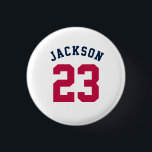 Personlig Sports Team Jersey Number Namn Knapp<br><div class="desc">Personlig sportjersey med vitt redigerbart nummer och namn i återsportsdesign stil i rött och blått på vitt</div>