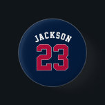 Personlig Sports Team Jersey Number Namn Knapp<br><div class="desc">Personlig sportjersey med vitt redigerbart nummer och namn i radiosändarkonstruktionen stil i rött,  blått,  vitt</div>