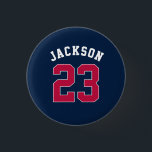 Personlig Sports Team Jersey Number Namn Knapp<br><div class="desc">Personlig sportjersey med vitt redigerbart nummer och namn i radiosändarkonstruktionen stil i rött,  blått,  vitt</div>