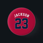 Personlig Sports Team Jersey Number Namn Knapp<br><div class="desc">Personlig sportjersey med vitt redigerbart nummer och namn i radiosändarkonstruktionen stil i rött,  blått,  vitt</div>