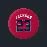 Personlig Sports Team Jersey Number Namn Knapp<br><div class="desc">Personlig sportjersey med vitt redigerbart nummer och namn i radiosändarkonstruktionen stil i rött,  blått,  vitt</div>