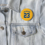 Personlig Sports Team Jersey Number Namn Knapp<br><div class="desc">Personlig sportjersey med vitt redigerbart nummer och namn i återsportsdesignen stil i gult och blått</div>