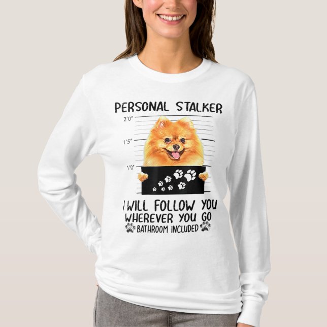 Personlig Stalker Pomeranian Hund följer dig T Shirt (Framsida)