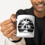 Personlig strandbröllopsfest för sällskapet kaffemugg<br><div class="desc">Snygga svarta palmer på en stilren specialbeställd mugg för sällskapsfest eller bröllop. Anpassa dessa tropiska presenter för din destination bröllop. De är perfekta för hela bröllopspartiet på en öde ö övningsmiddag eller för en brudtärna eller sällskapets bästa man.</div>