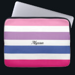 Personlig Streckad Rosa Lila Blue Laptop Fodral<br><div class="desc">Denna moderna och snyggt laptop sleeve dekoreras i fetstilt rand av rosa,  lila,  blått och vitt med svart typografi.
Anpassa den genom att ändra namn eller skapar den till ett monogram i stället.</div>