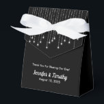 Personlig String Ljus Elegant Black Presentaskar<br><div class="desc">Personlig String Ljus Elegant Black Gable Favor Box med vit bog och vackert String Ljus. Bästa bröllopsfestens favoritbox någonsin. Lägg till Bride and grooms namn och datum för bröllop.</div>