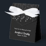 Personlig String Ljus Elegant Black Presentaskar<br><div class="desc">Personlig String Ljus Elegant Black Gable Favor Box med vit bog och vackert String Ljus. Bästa bröllopsfestens favoritbox någonsin. Lägg till Bride and grooms namn och datum för bröllop.</div>
