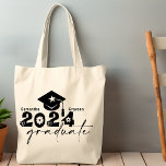Personlig Student klass 2024 Tygkasse<br><div class="desc">Student-klass 2024-citattecken har ett lock med tassel,  modern topografi och kalligrafi-skript,  accentuerad med blommigtar och hjärtan. Anpassa enkelt med ditt eget namn och monogram på baksidan. Underbar presentidé för den speciella nivån. (Skola Färg: (Svart)</div>