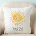 Personlig Sunshine Birth Stats Kudde<br><div class="desc">Den här söta baby-kudden har en gult som leker sol. Enkelt anpassade med baby namn och födelsestatus ger det en underbar gåva till en baby-daghem. Ursprunglig vattenfärg © Michele Davies.</div>
