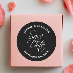 Personlig svart-vit bröllopsinbjudan Save the Date Runt Klistermärke