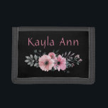 Personlig Svartvit och Ro Rosa Blommigt Vattenfärg<br><div class="desc">Elegant och dramatisk! En personlig plånbok med en vattenfärgspray av ömtåliga blommor av ro rosa mot svart bakgrund. Ditt namn anges i matchande rosa-skript ovanför blommornas blommigt sprey. Vi valde den svarta plånboken färg som ska samordnas med det rosa och svart temat.</div>