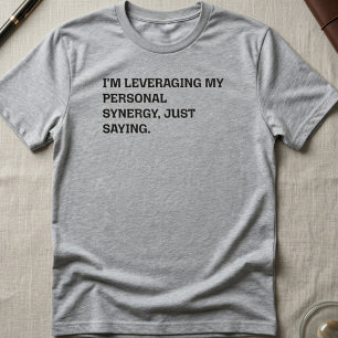 Personlig synergi som utnyttjar rolig kontorsfras t shirt