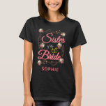 Personlig Syster på Bride Bröllop Rehearsal T Shirt<br><div class="desc">Cute blommigt Syster på Bride-skjortan för bröllop-repetitioner,  bachelorette-festen och mottagningen. Anpassa detta genom att lägga till en namn när du klickar på knappen "Anpassa" ovan.</div>