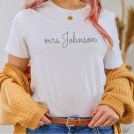 Personlig T-Shirt Gift till Bride<br><div class="desc">Personlig T-Shirt,  Anpassningsbar Last Name Shirt,  Bride to BE,  Anpassningsbar Möhippa Gift,  Future Mrs.,  Gift for Bride,  Bride Shirt</div>