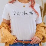 Personlig T-Shirt Gift till Bride<br><div class="desc">Personlig T-Shirt,  Anpassningsbar Last Name Shirt,  Bride to BE,  Anpassningsbar Möhippa Gift,  Future Mrs.,  Gift for Bride,  Bride Shirt</div>