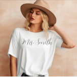 Personlig T-Shirt till Bride<br><div class="desc">Personlig T-Shirt,  Anpassningsbar Last Name Shirt,  Bride to BE,  Anpassningsbar Möhippa Gift,  Future Mrs.,  Gift for Bride,  Bride Shirt</div>