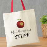 Personlig Teacher Gift Tygkasse<br><div class="desc">Visa din lärare hur mycket du uppskattar dem med vår unika personlig till väskan! Den här snyggten har din lärares namn, ett äpple med ett hjärta och ett hjärtskärt "Tack". En gåva som kombinerar praktisk handling, personlig beröring och en hel del tacksamhet i ett och samma. Låt oss ge en...</div>