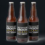 Personlig Team Groom Groomsman Ölflaska Etikett<br><div class="desc">Höj klingfesten eller bröllop firande med den här personligen "Team Groom"-etiketterna för öl flaska. Med en slimmad svart bakgrund,  tjocktarmsaccenter,  guld-stjärnor och anpassningsbar groomsman namn lägger dessa etiketter till snyggt och roligt vid alla bröllop-händelser. Perfekt för marskalkar,  stöttepartier och bröllop-tost gör dessa etiketter varje steg mer minnesvärda.</div>
