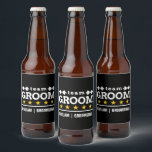 Personlig Team Groom Groomsman Ölflaska Etikett<br><div class="desc">Höj klingfesten eller bröllop firande med den här personligen "Team Groom"-etiketterna för öl flaska. Med en slimmad svart bakgrund,  tjocktarmsaccenter,  guld-stjärnor och anpassningsbar groomsman namn lägger dessa etiketter till snyggt och roligt vid alla bröllop-händelser. Perfekt för marskalkar,  stöttepartier och bröllop-tost gör dessa etiketter varje steg mer minnesvärda.</div>