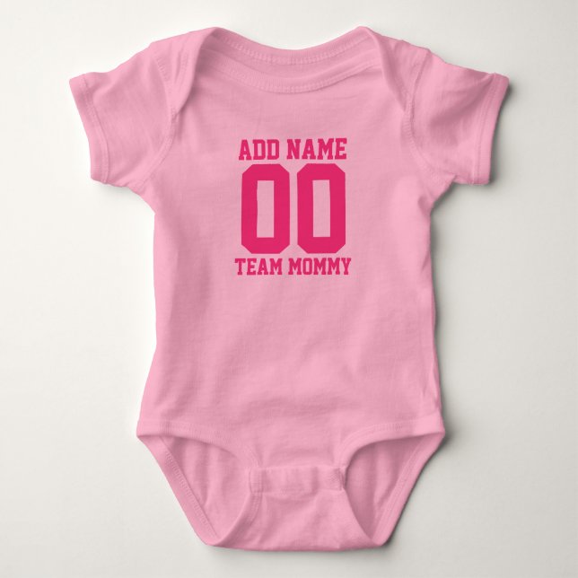 Personlig Team Mamma med Number Baby Bodykostym T Shirt (Framsida)