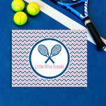 Personlig Tennis & Blue och Rosa Chevron Design Vykort<br><div class="desc">Anpassningsbar-/anteckningskort med personlig av tennis racquet design och blå och rosa schevron med mönstrad bakgrund. Kruskorsade tennisrackets är centrerade i en blå och vit cirkel som är monogrammad med ditt namn eller initialer. Cirkeln ställs in mot en blå, rosa och vit schevron zigzag-mönstrad bakgrund. De här postkorten är en perfekt...</div>