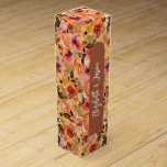 Personlig Terracotta Watercolor Flowers Presentask För Vinflaska<br><div class="desc">En kollage med elegant höstblommor med vattenfärg och får grönt accent för dessa vinpresentboxar är personlig med namn på ett terracotta-band. Perfekt för en gåva till bröllop,  möhippor,  födelsedagar eller dig själv. MATCHING-objekt i vår butik.</div>