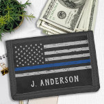 Personlig Thin Blue Line-polis<br><div class="desc">Thin Blue Line Wallet - Amerikansk flagga i Police Flagga färg, nödlidande design . Personalisera med polistjänsteman namn. Denna personlig polisplånbok är perfekt för poliser och familjer i tillsatta lagar och alla dem som stöder dem. En underbar polisgåva från pension eller tillsatta lagar studenten. COPYRIGHT © 2020 Judy Burrows, Black...</div>
