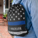 Personlig Thin Blue Line-polis Gympapåse<br><div class="desc">Tunn blå ryggsäck - Amerikansk flagga i Police Flagga färg, nödlidande utformning. Personalisera med polistjänsteman namn. Den här personligen är en perfekt för poliser och familjer i tillsatta lagar och alla som stöder dem. En underbar polisgåva från studenten eller tillsatta lagar pension. COPYRIGHT © 2020 Judy Burrows, Black Hund Art...</div>