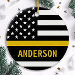 Personlig Thin Guld Line Flagga 911 Dispatcher Julgransprydnad Keramik<br><div class="desc">Thin Guld Line Ornament för 911 avsändare och polisens avsändare. Anpassa den här avsändarornamenten till namn och år. Den här säljarpresenten för personlig är perfekt för att få en uppskattning av polisavsändaren, 911-tack till avsändaren och pension-presenter eller party favors. Beställ dessa utsändare christmas-prydnadsföremål i grossistledet för polisavdelningen eller station. COPYRIGHT...</div>